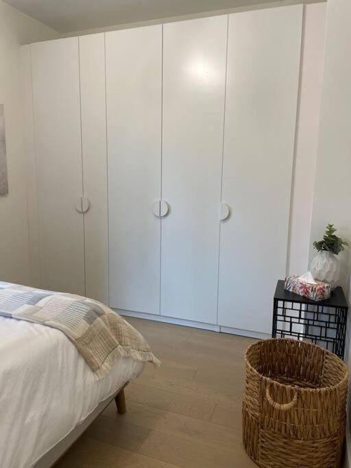 Modern Apartment Close To The Beach With Parking Торонто Екстериор снимка