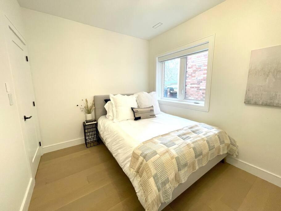 Modern Apartment Close To The Beach With Parking Торонто Екстериор снимка