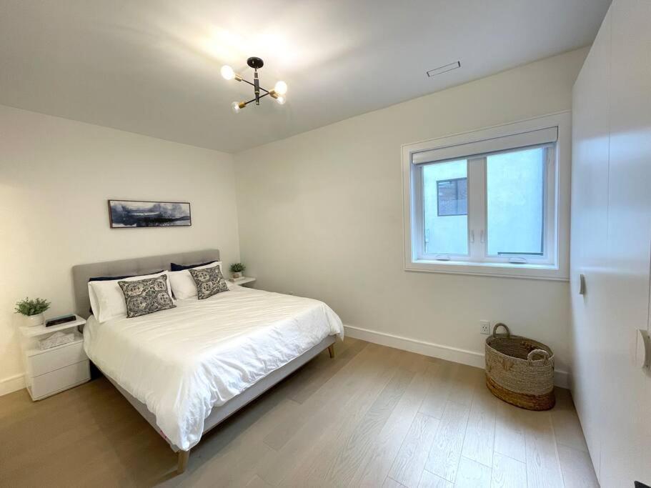 Modern Apartment Close To The Beach With Parking Торонто Екстериор снимка