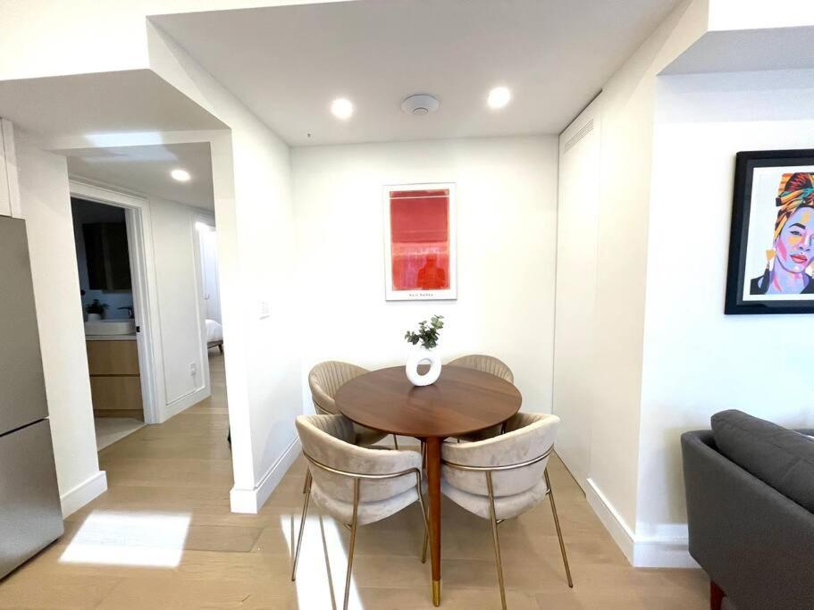 Modern Apartment Close To The Beach With Parking Торонто Екстериор снимка