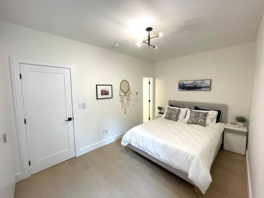 Modern Apartment Close To The Beach With Parking Торонто Екстериор снимка