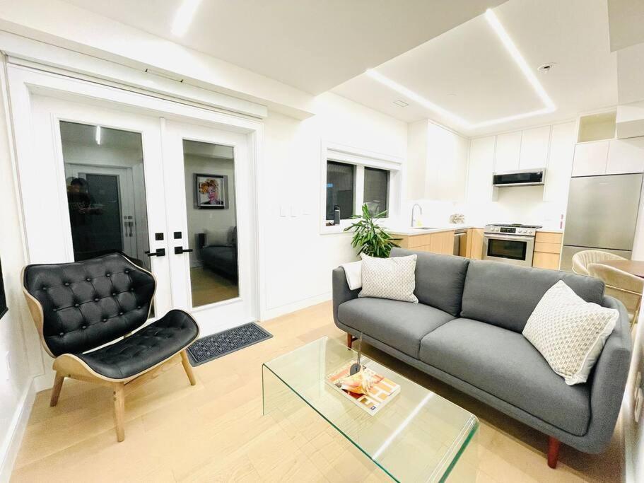 Modern Apartment Close To The Beach With Parking Торонто Екстериор снимка