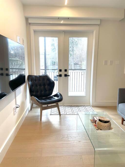 Modern Apartment Close To The Beach With Parking Торонто Екстериор снимка