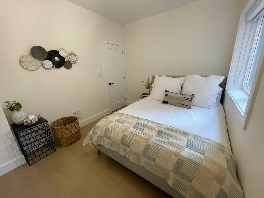 Modern Apartment Close To The Beach With Parking Торонто Екстериор снимка
