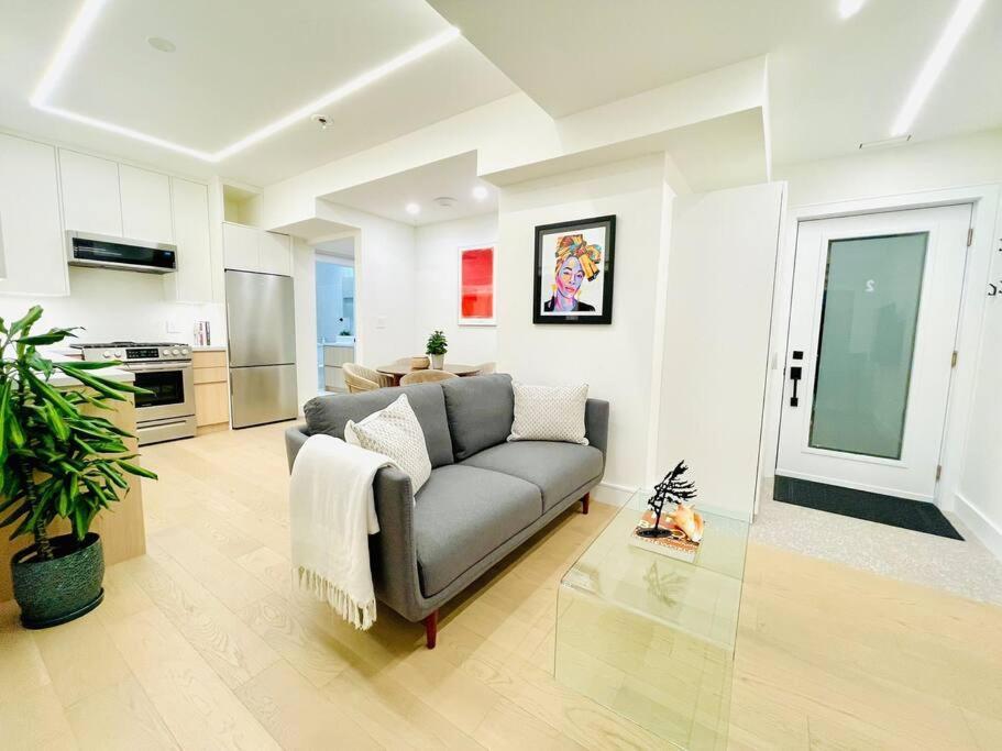 Modern Apartment Close To The Beach With Parking Торонто Екстериор снимка