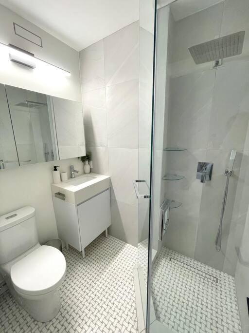 Modern Apartment Close To The Beach With Parking Торонто Екстериор снимка