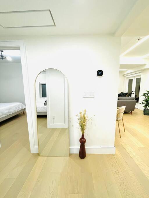 Modern Apartment Close To The Beach With Parking Торонто Екстериор снимка