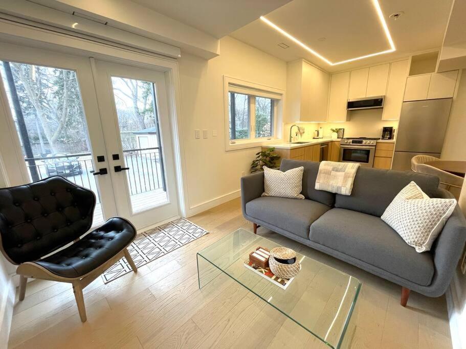 Modern Apartment Close To The Beach With Parking Торонто Екстериор снимка